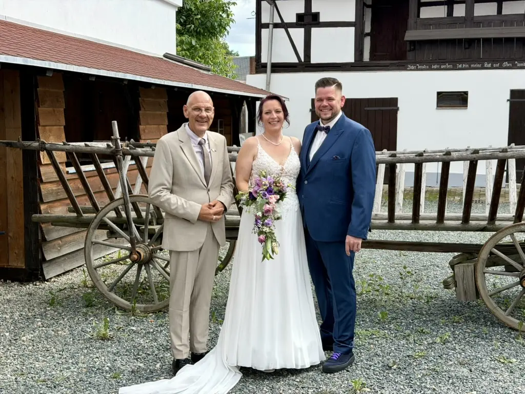 Carsten Riedel mit einem Brautpaar nach der Trauung